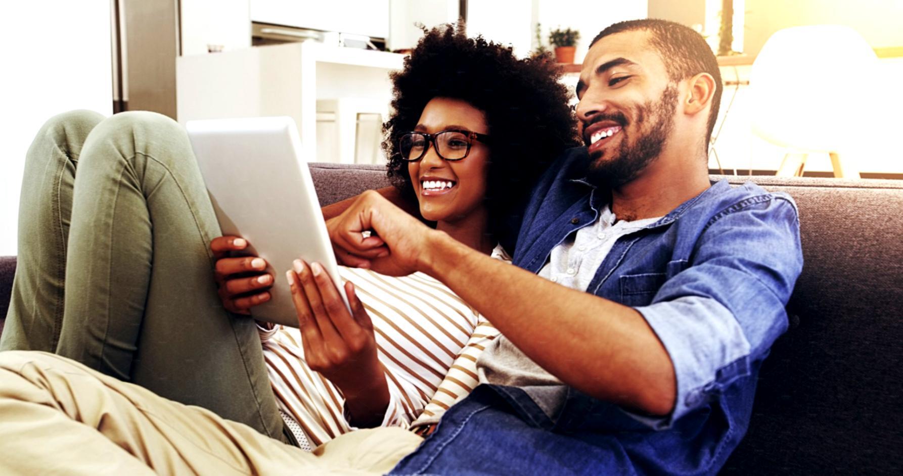 Moderner Lernraum mit digitaler Infrastruktur